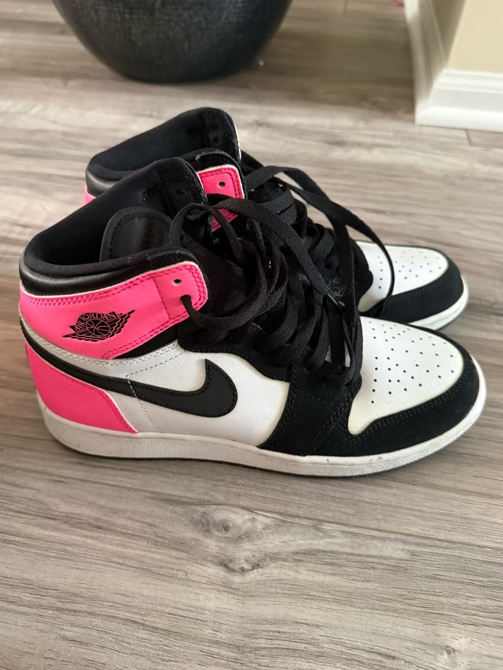 Air Jordan 1 Mid Black/Pink/White – Men’s Size 6.5